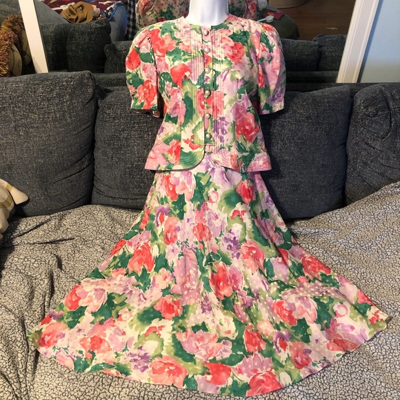 Maggie London 100% silk Floral skirt with poof sleeve pearl button blouse